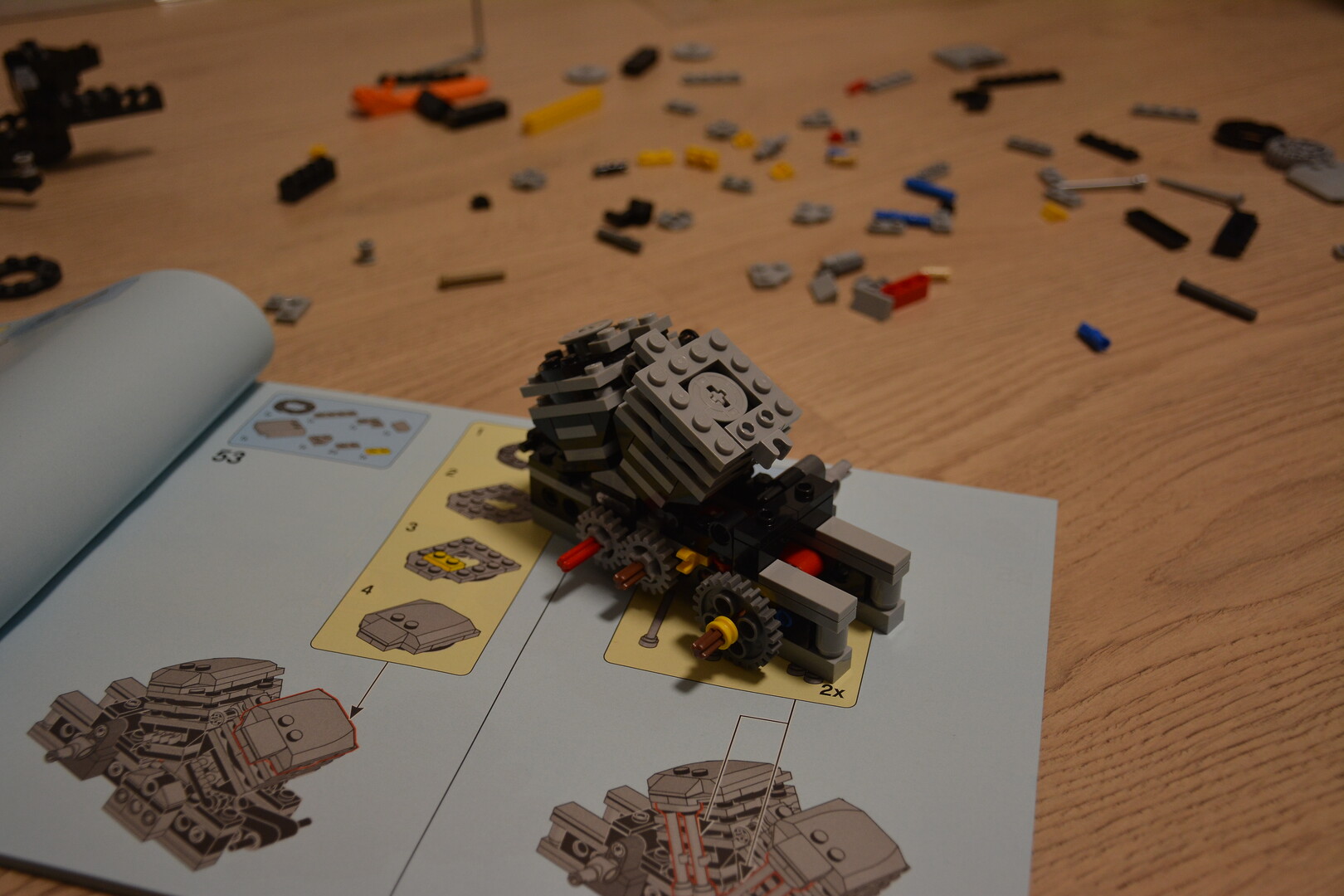 LEGO-двигатель в процессе сборки